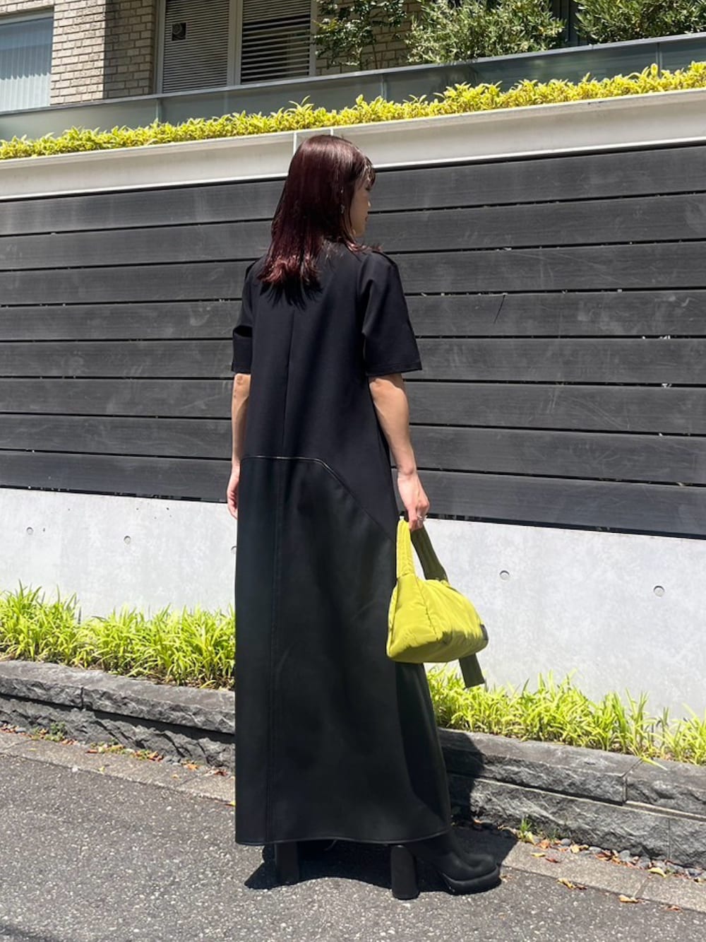 ブラック系のワンピース、グレー系のピアス（両耳用）を着用したレディースの夏コーディネートの2枚目の写真