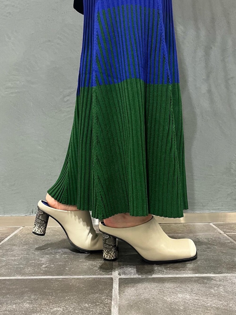 ブラック系のエコバッグ/サブバッグ、ブルー系のスカート、ブラック系のベストを着用したレディースの夏コーディネートの7枚目の写真