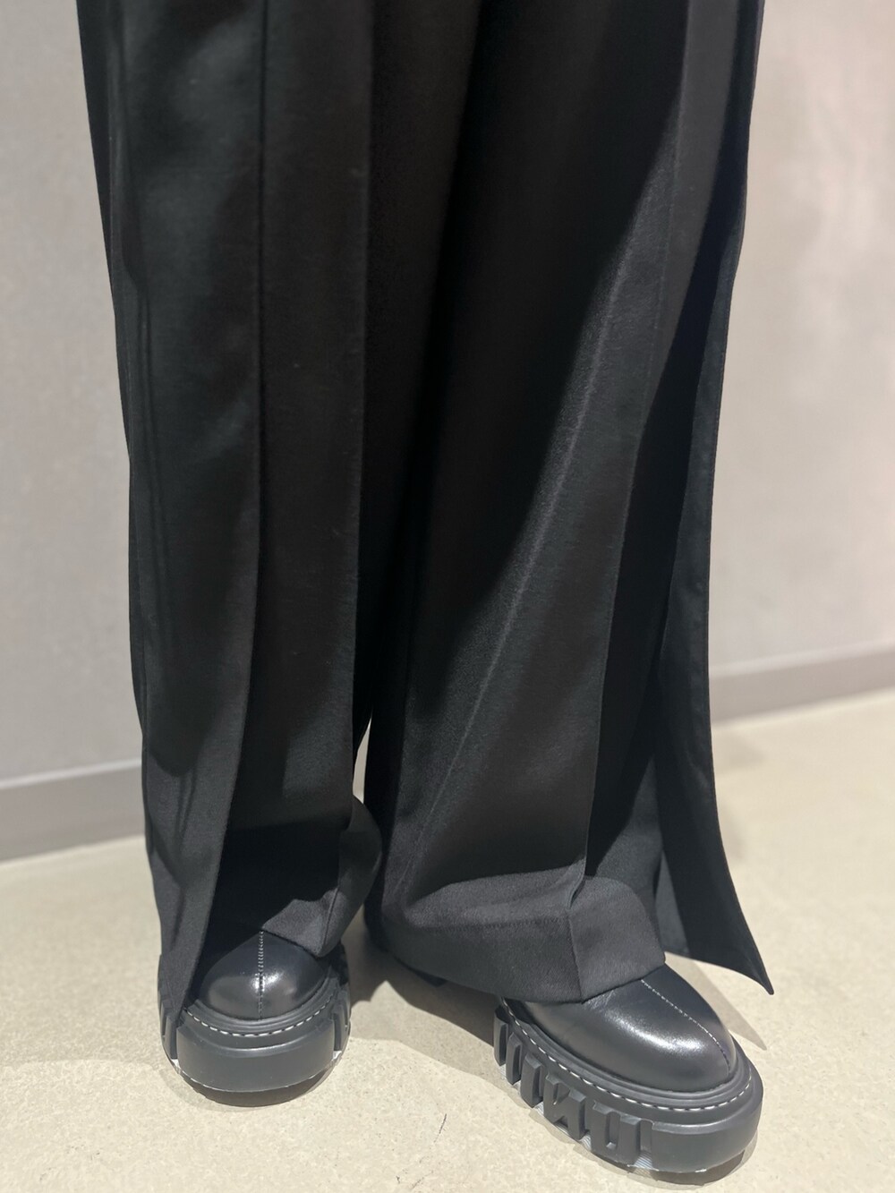 ブラック系のその他パンツ、ブラック系のブルゾン、ホワイト系のシャツ/ブラウスを着用したレディースの秋コーディネートの7枚目の写真