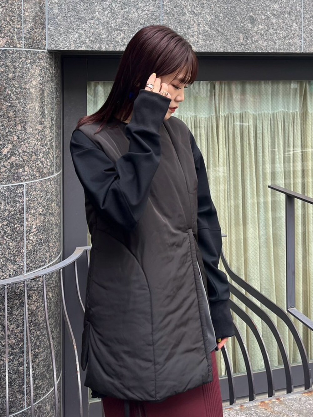 ブラウン系のスカート、ブラック系のTシャツ/カットソー、シルバー系のブーツを着用したレディースの秋コーディネートの3枚目の写真