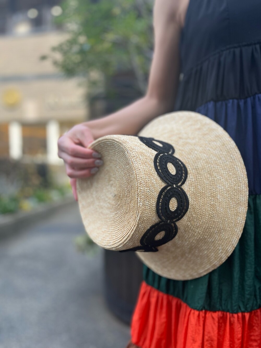 ホワイト系のサンダル、イエロー系のワンピース、ベージュ系のハットを着用したレディースの冬コーディネートの9枚目の写真