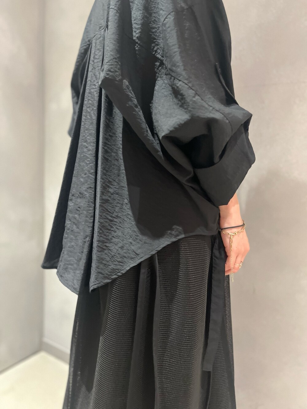 ブラック系のシャツ/ブラウス、ブラック系のタンクトップ、ブラック系のスカートを着用したレディースの夏コーディネートの7枚目の写真