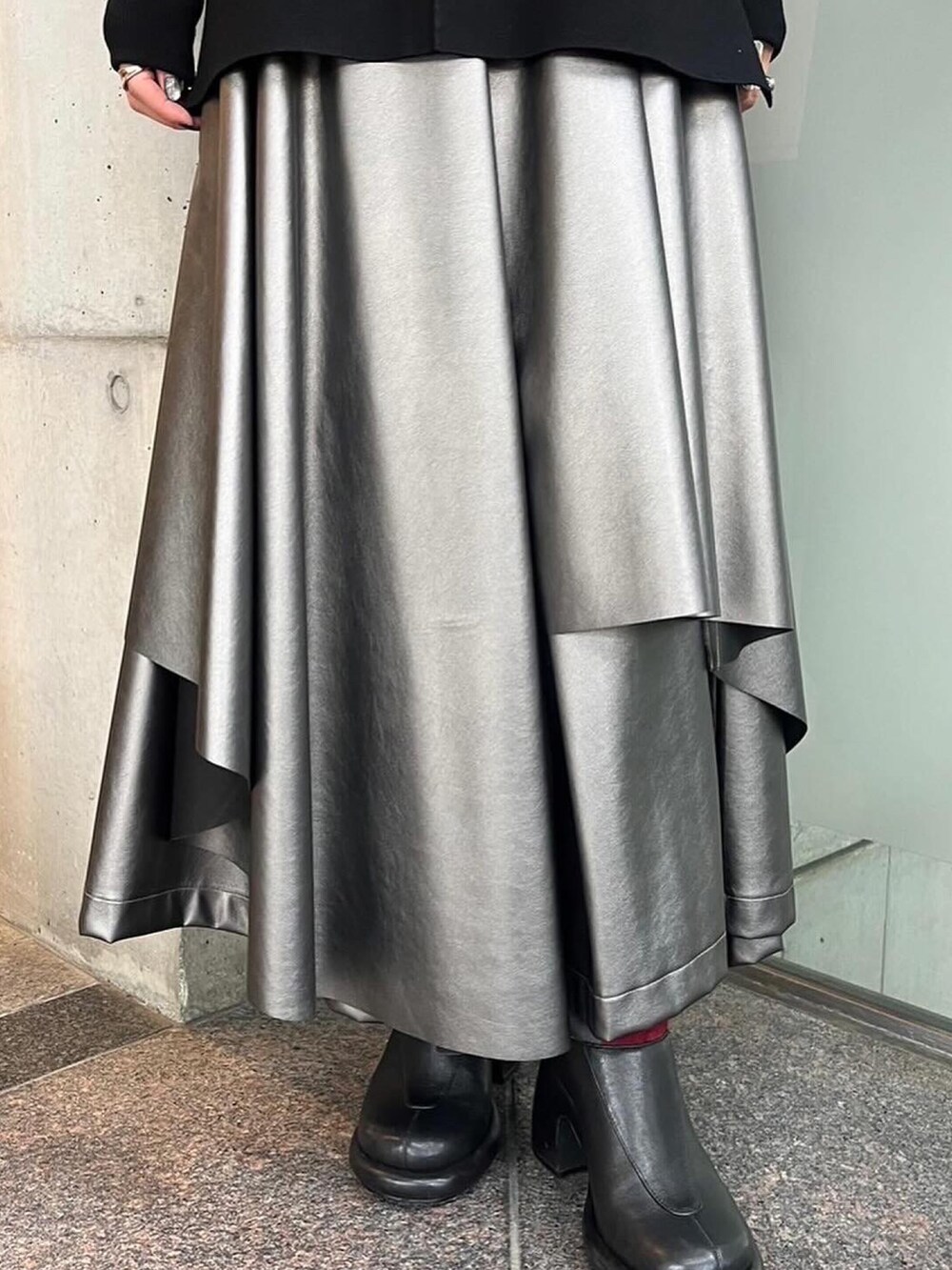 シルバー系のその他パンツ、ブラック系のニット/セーター、その他のショルダーバッグを着用したレディースの秋コーディネートの7枚目の写真
