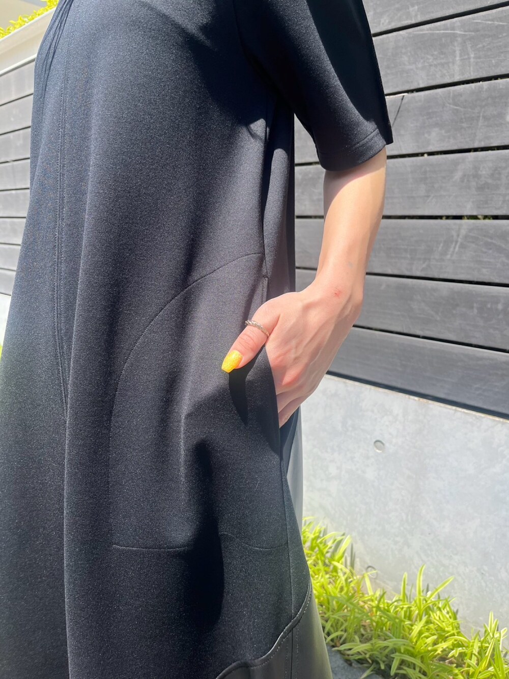 ブラック系のワンピース、グレー系のピアス（両耳用）を着用したレディースの夏コーディネートの4枚目の写真