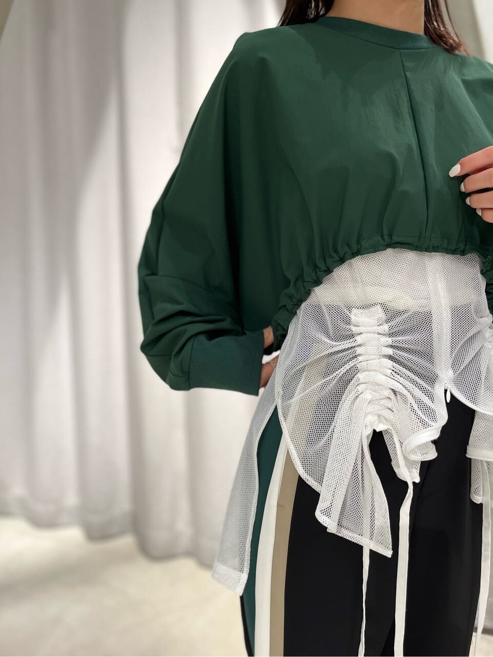 カットギャザーショートトップを使った人気ファッションコーディネート