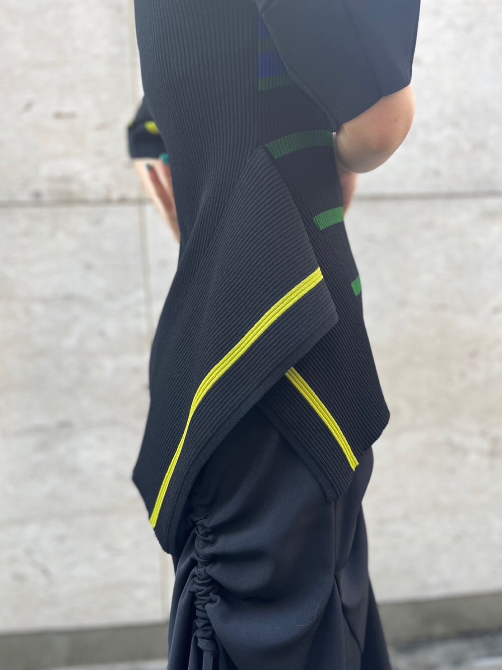 ブラック系のスカート、ブラック系のパンプス、ブラック系のテーラードジャケットを着用したレディースの冬コーディネートの9枚目の写真