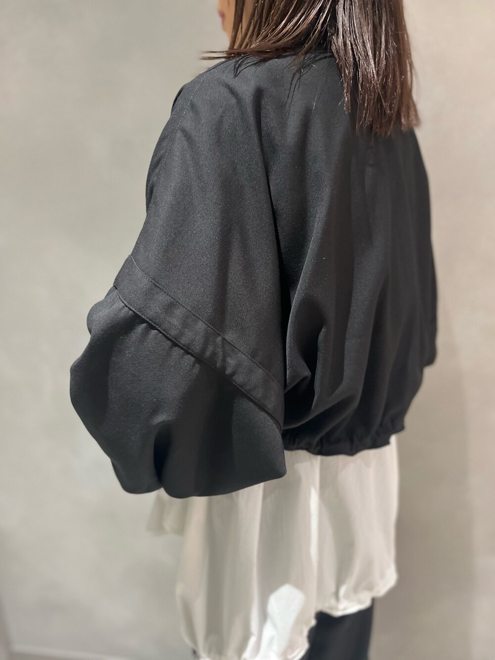 ブラック系のその他パンツ、ブラック系のブルゾン、ホワイト系のシャツ/ブラウスを着用したレディースの秋コーディネートの5枚目の写真