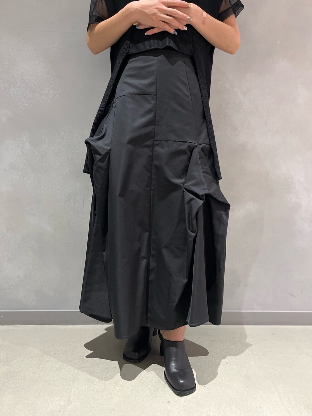 ブラック系のTシャツ/カットソー、ブルー系のトートバッグ、ブラック系のベストを着用したレディースの夏コーディネートの8枚目の写真