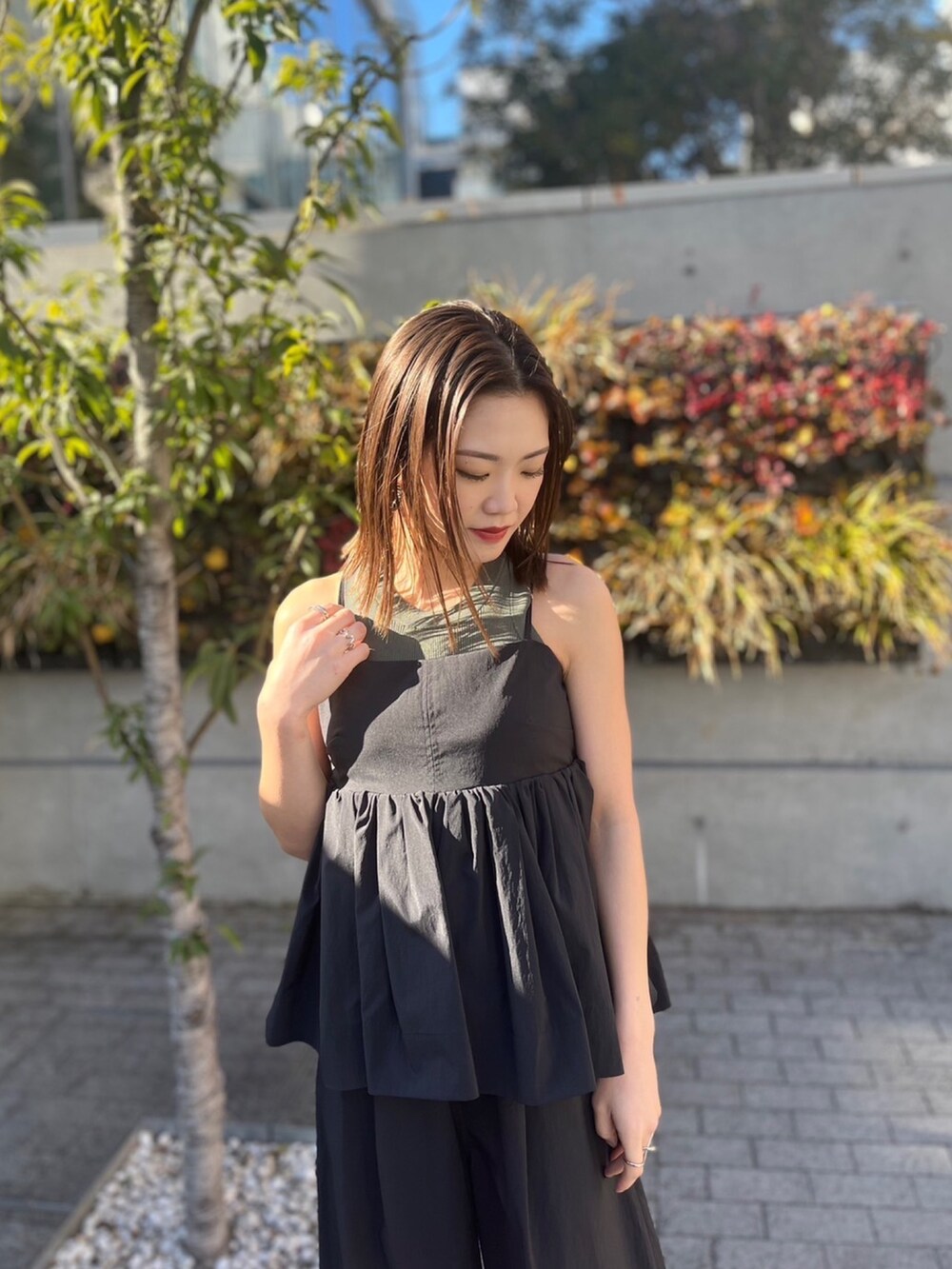 ブラック系のキャミソール、ブラック系のその他パンツ、その他のサンダルを着用したレディースの冬コーディネートの3枚目の写真