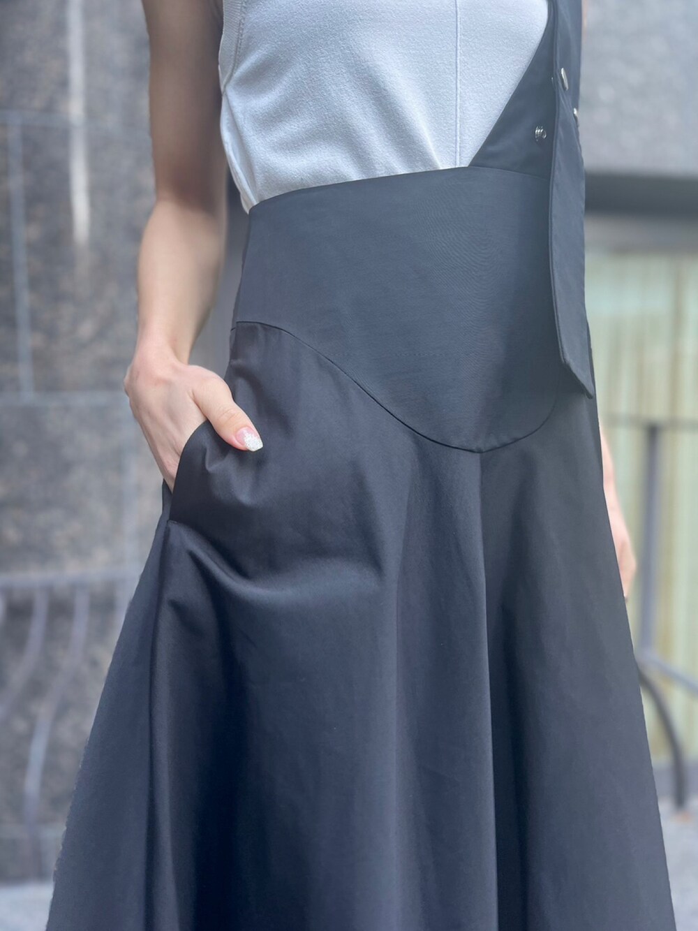 ホワイト系のタンクトップ、ブラック系のスカート、その他のサンダルを着用したレディースの春コーディネートの4枚目の写真