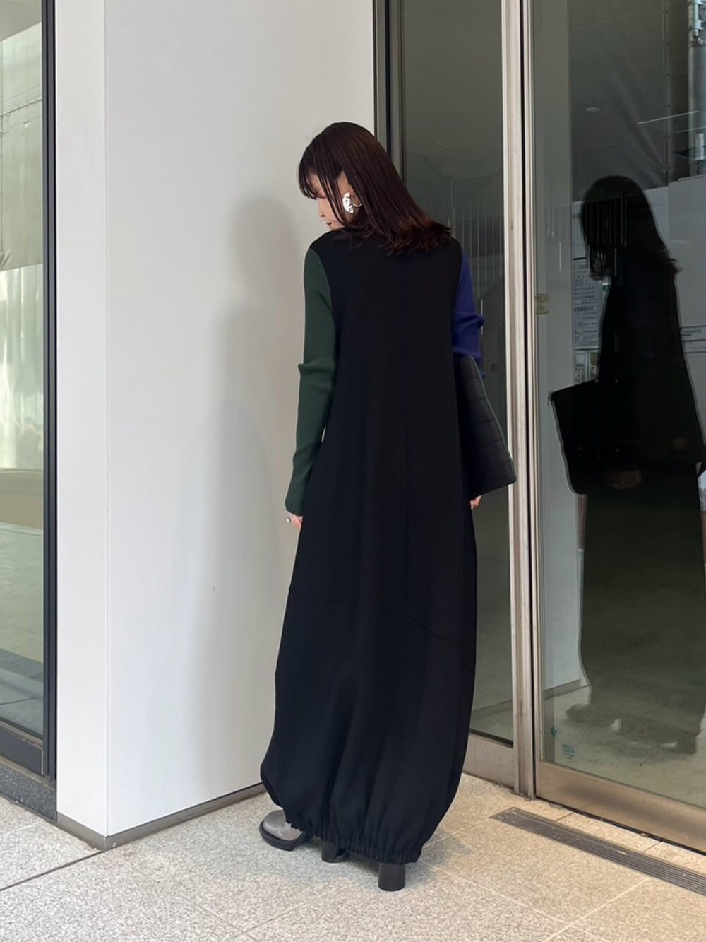 ブラック系のワンピース、シルバー系のブーツを着用したレディースの冬コーディネートの2枚目の写真