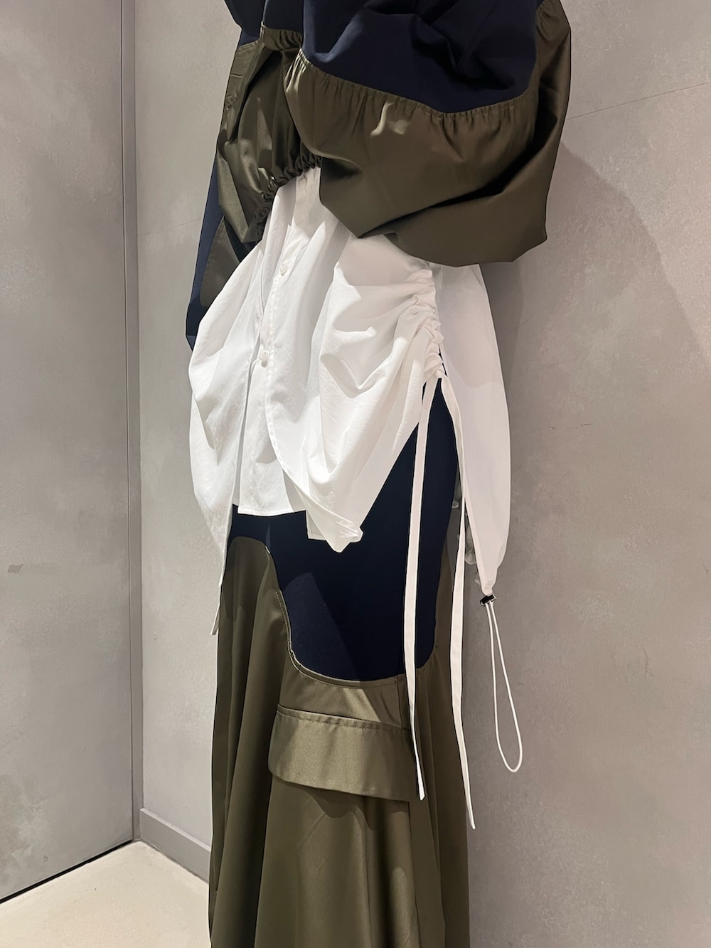 ホワイト系のシャツ/ブラウス、その他のTシャツ/カットソー、その他のスカートを着用したレディースの冬コーディネートの5枚目の写真