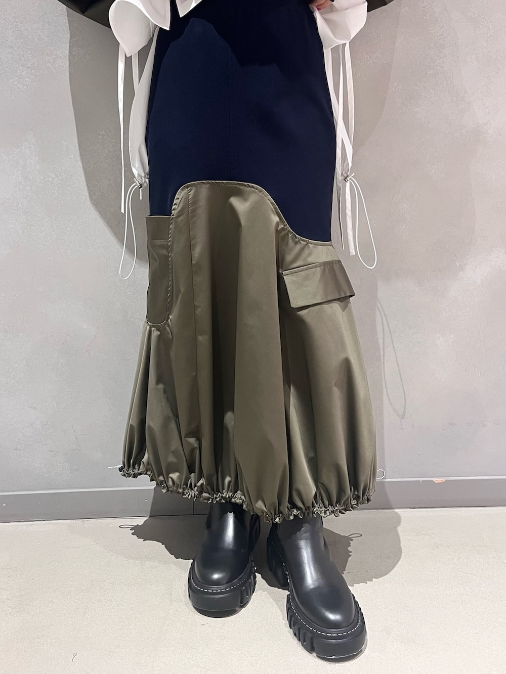 ホワイト系のシャツ/ブラウス、その他のTシャツ/カットソー、その他のスカートを着用したレディースの冬コーディネートの7枚目の写真