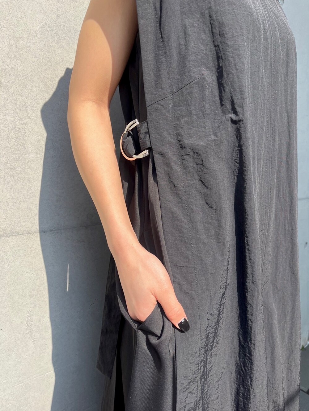 ブラック系のつなぎ/オールインワン、その他のサンダル、ゴールド系のピアス（両耳用）を着用したレディースの春コーディネートの6枚目の写真