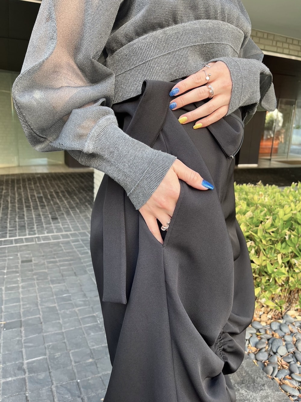 グレー系のTシャツ/カットソー、ブラック系のワンピース、シルバー系のブーツを着用したレディースの夏コーディネートの5枚目の写真