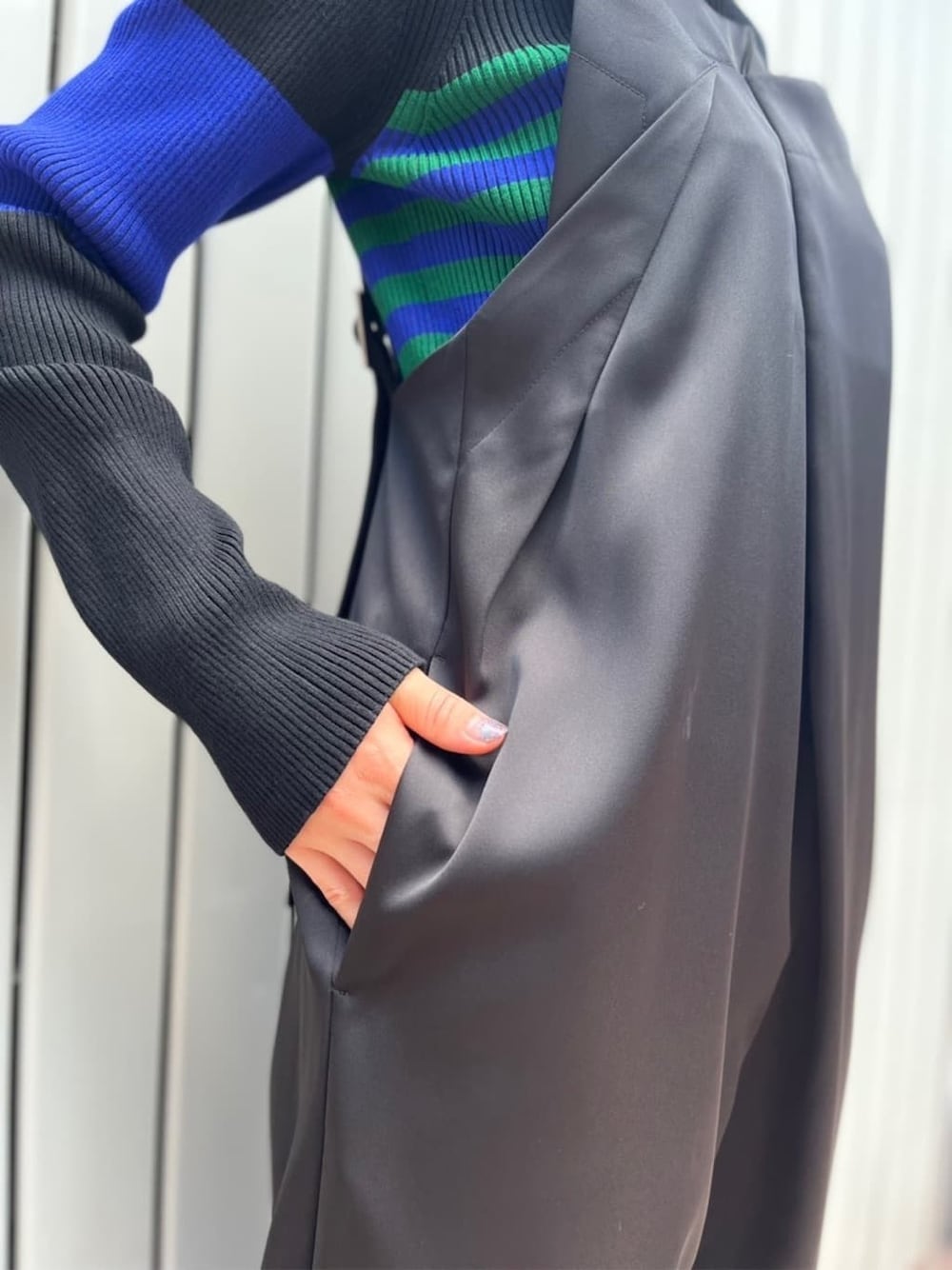 ブラック系のつなぎ/オールインワン、ブラック系のニット/セーター、その他のパンプスを着用したレディースの夏コーディネートの6枚目の写真