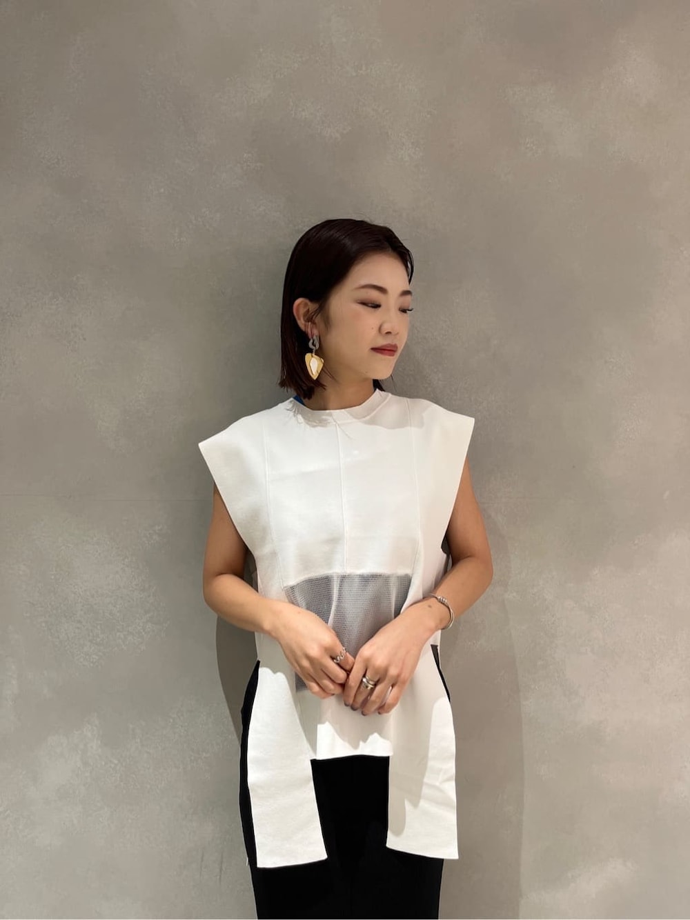 ブルー系のタンクトップ、その他のサンダル、ブラック系のワンピースを着用したレディースの夏コーディネートの4枚目の写真