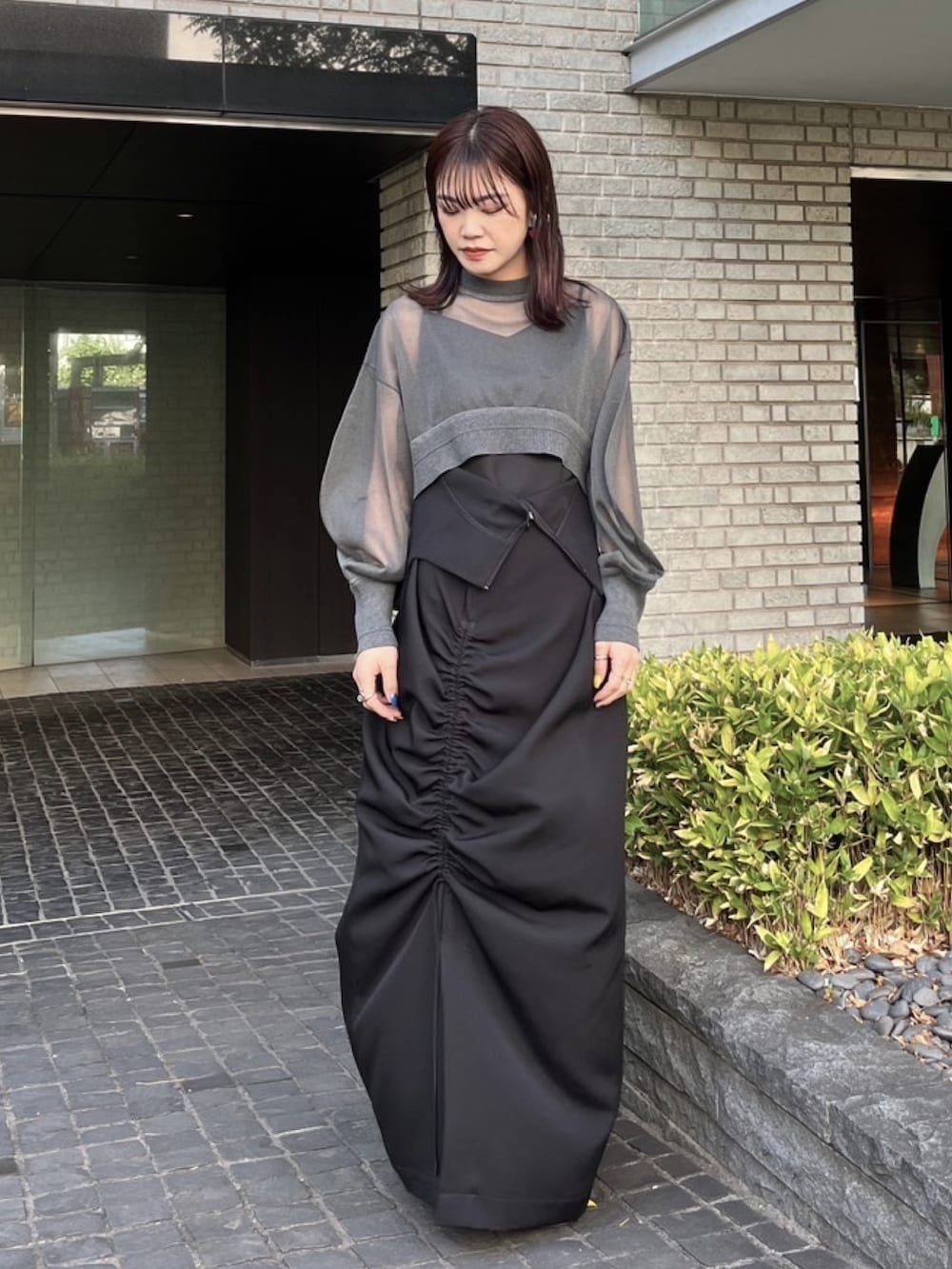 グレー系のTシャツ/カットソー、ブラック系のワンピース、シルバー系のブーツを着用したレディースの夏コーディネートの2枚目の写真