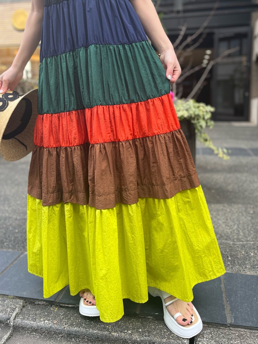 ホワイト系のサンダル、イエロー系のワンピース、ベージュ系のハットを着用したレディースの冬コーディネートの7枚目の写真