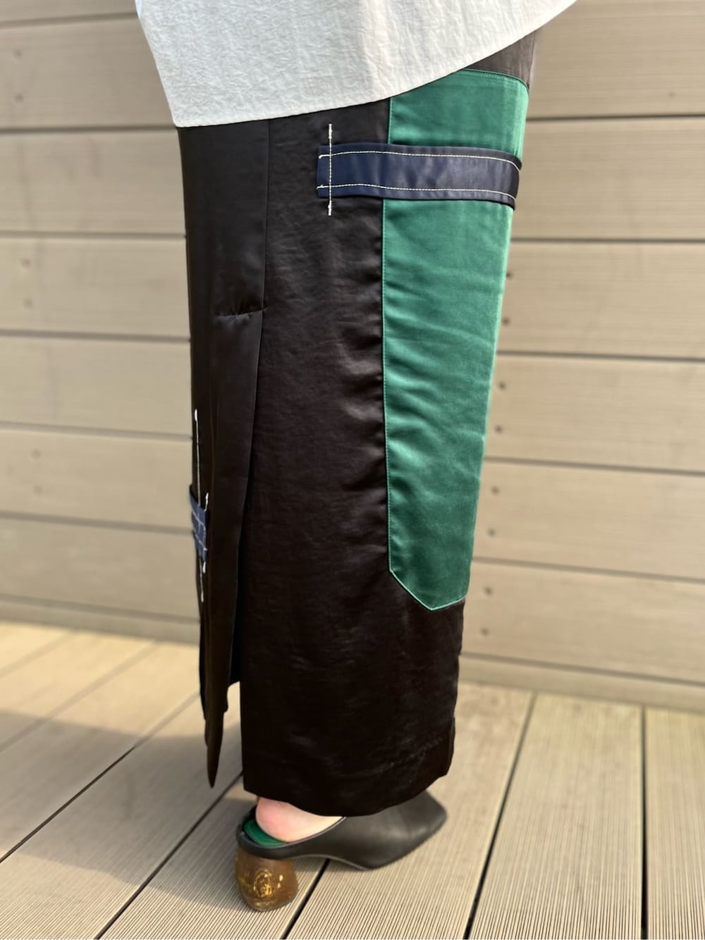 ブラック系のTシャツ/カットソー、ブラック系のスカート、ブラック系のサンダルを着用したレディースの春コーディネートの7枚目の写真