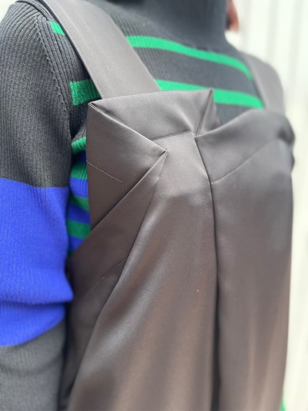 ブラック系のつなぎ/オールインワン、ブラック系のニット/セーター、その他のパンプスを着用したレディースの夏コーディネートの5枚目の写真