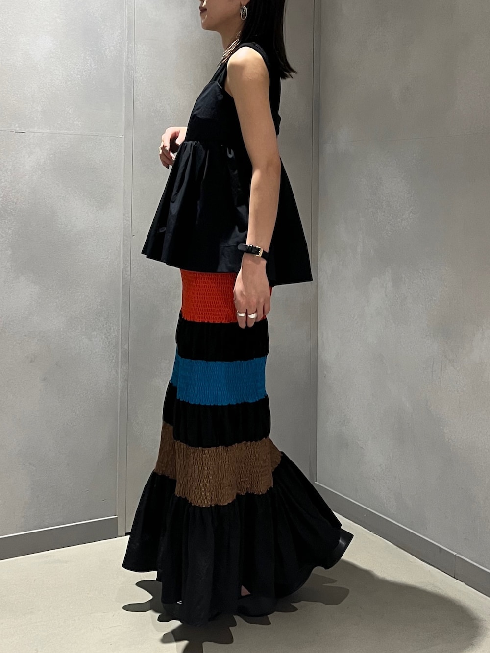 ブラック系のキャミソール、ブラック系のタンクトップ、ブラック系のスカートを着用したレディースの夏コーディネートの3枚目の写真