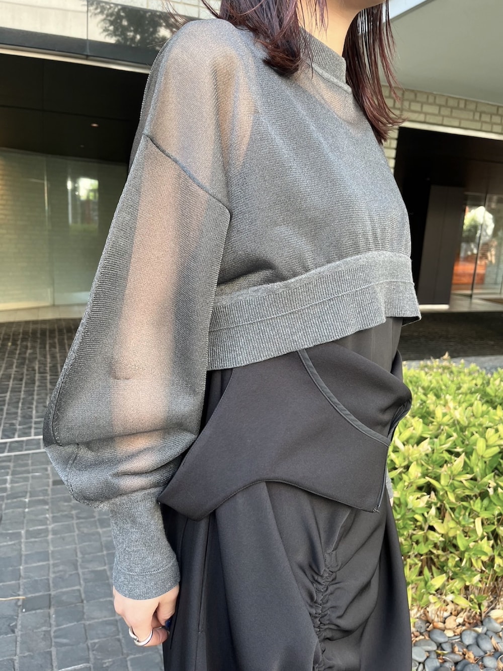 グレー系のTシャツ/カットソー、ブラック系のワンピース、シルバー系のブーツを着用したレディースの夏コーディネートの7枚目の写真