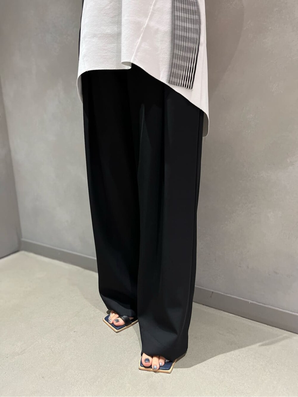 ホワイト系のタンクトップ、その他のその他トップス、ブラック系のその他パンツを着用したレディースの夏コーディネートの6枚目の写真