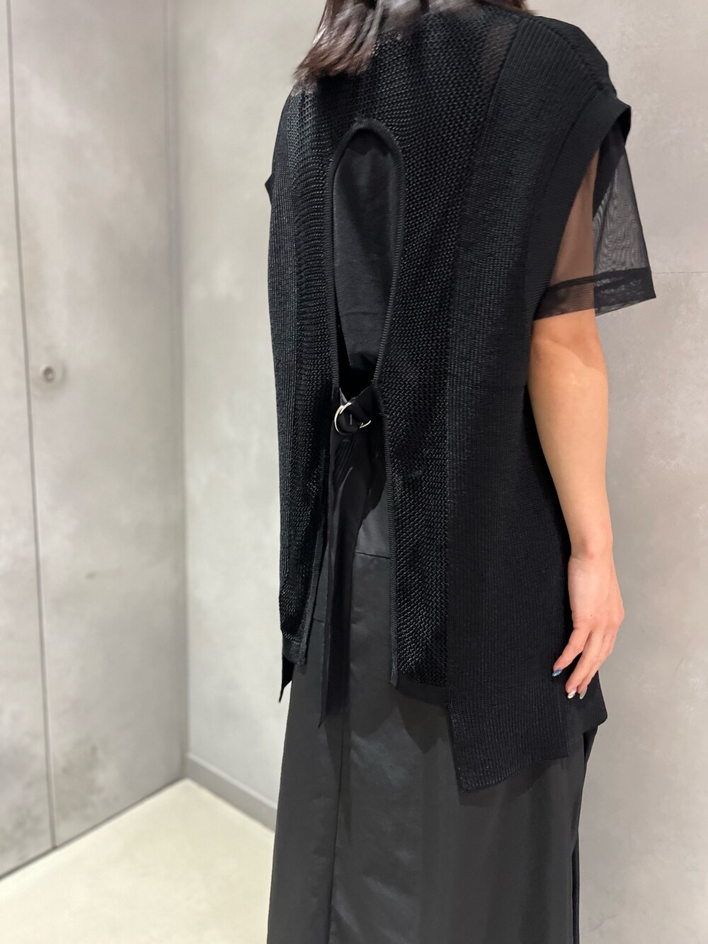 ブラック系のTシャツ/カットソー、ブルー系のトートバッグ、ブラック系のベストを着用したレディースの夏コーディネートの7枚目の写真