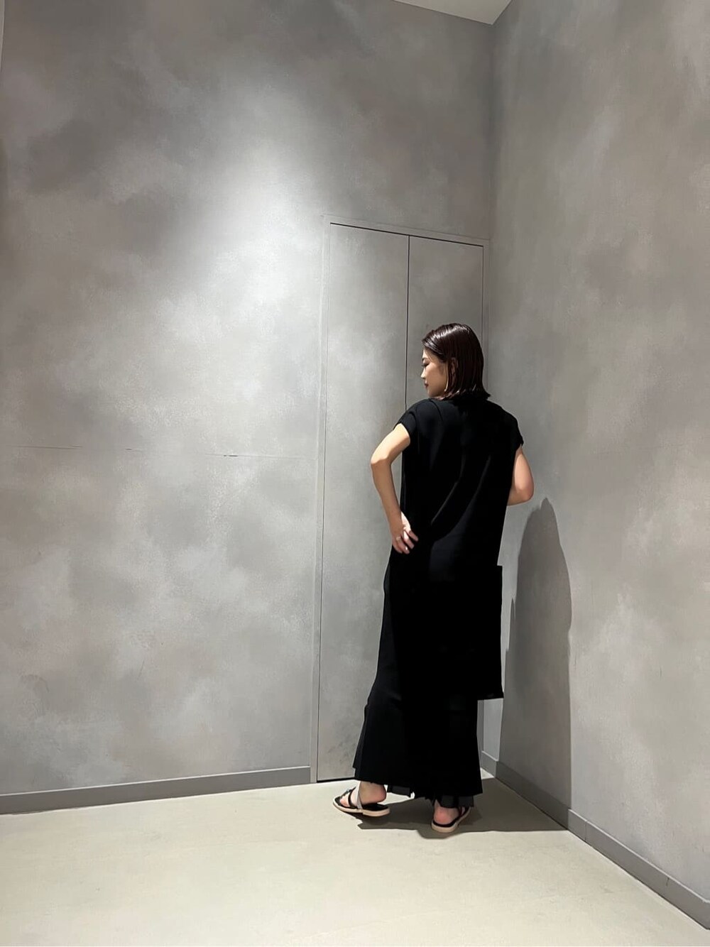 ブラック系のスカート、ブラック系のワンピース、その他のイヤリングを着用したレディースの夏コーディネートの2枚目の写真