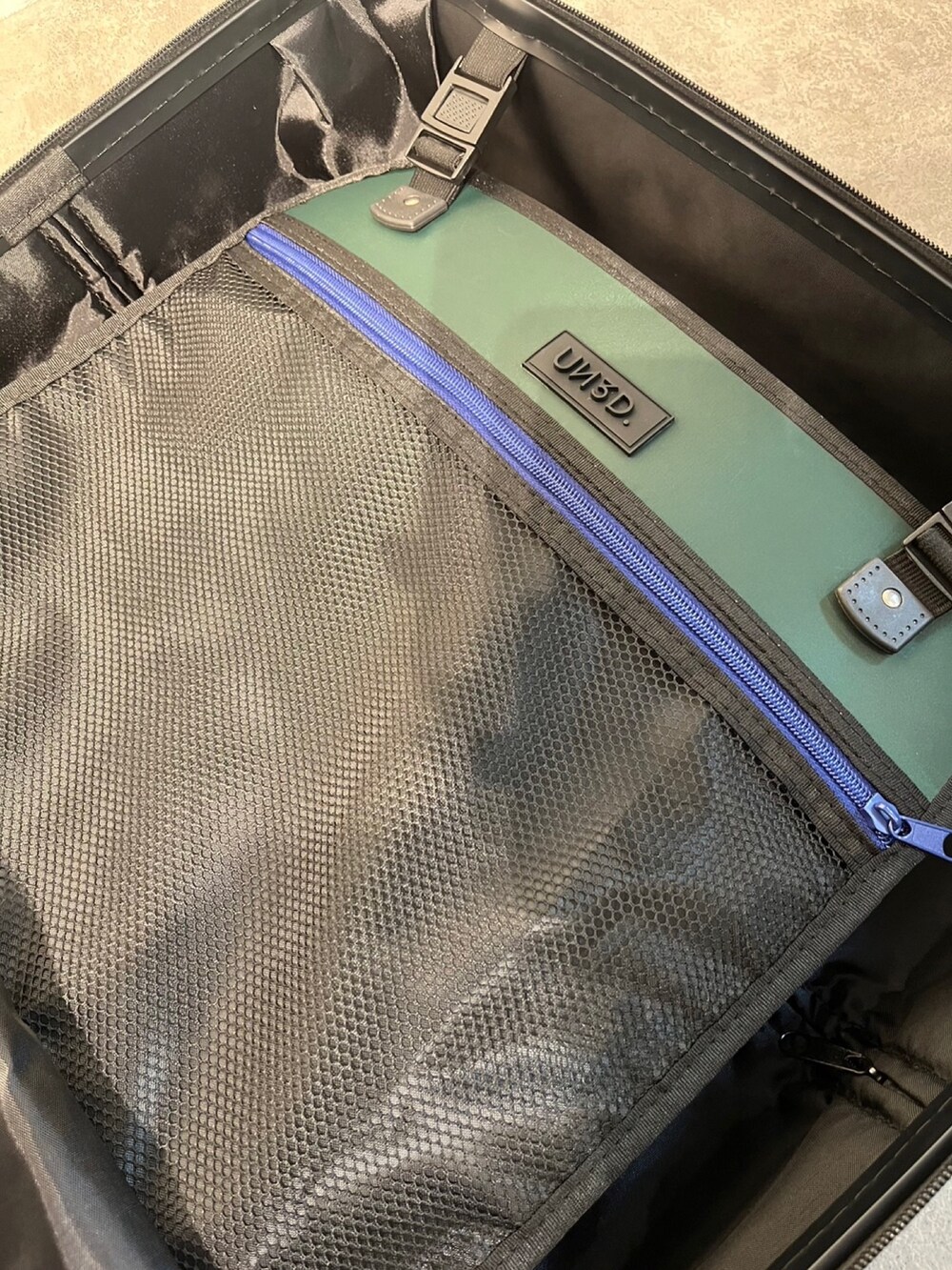 レッド系のタンクトップ、ブラック系のサンダル、ブラック系のスーツケース/キャリーバッグを着用したレディースの春コーディネートの10枚目の写真