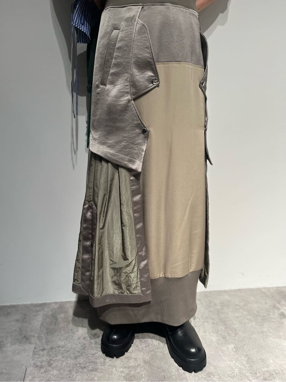 ベージュ系のスカート、その他のTシャツ/カットソー、シルバー系のイヤリングを着用したレディースの夏コーディネートの6枚目の写真