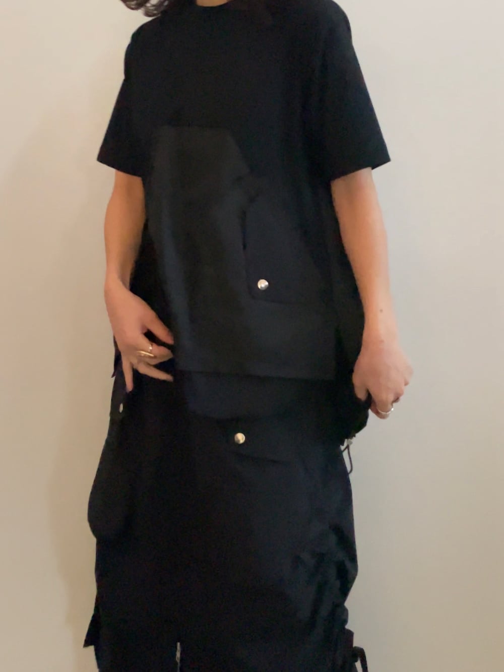 ブラック系のスカート、ブラック系のTシャツ/カットソー、シルバー系のブーツを着用したレディースの冬コーディネートの3枚目の写真