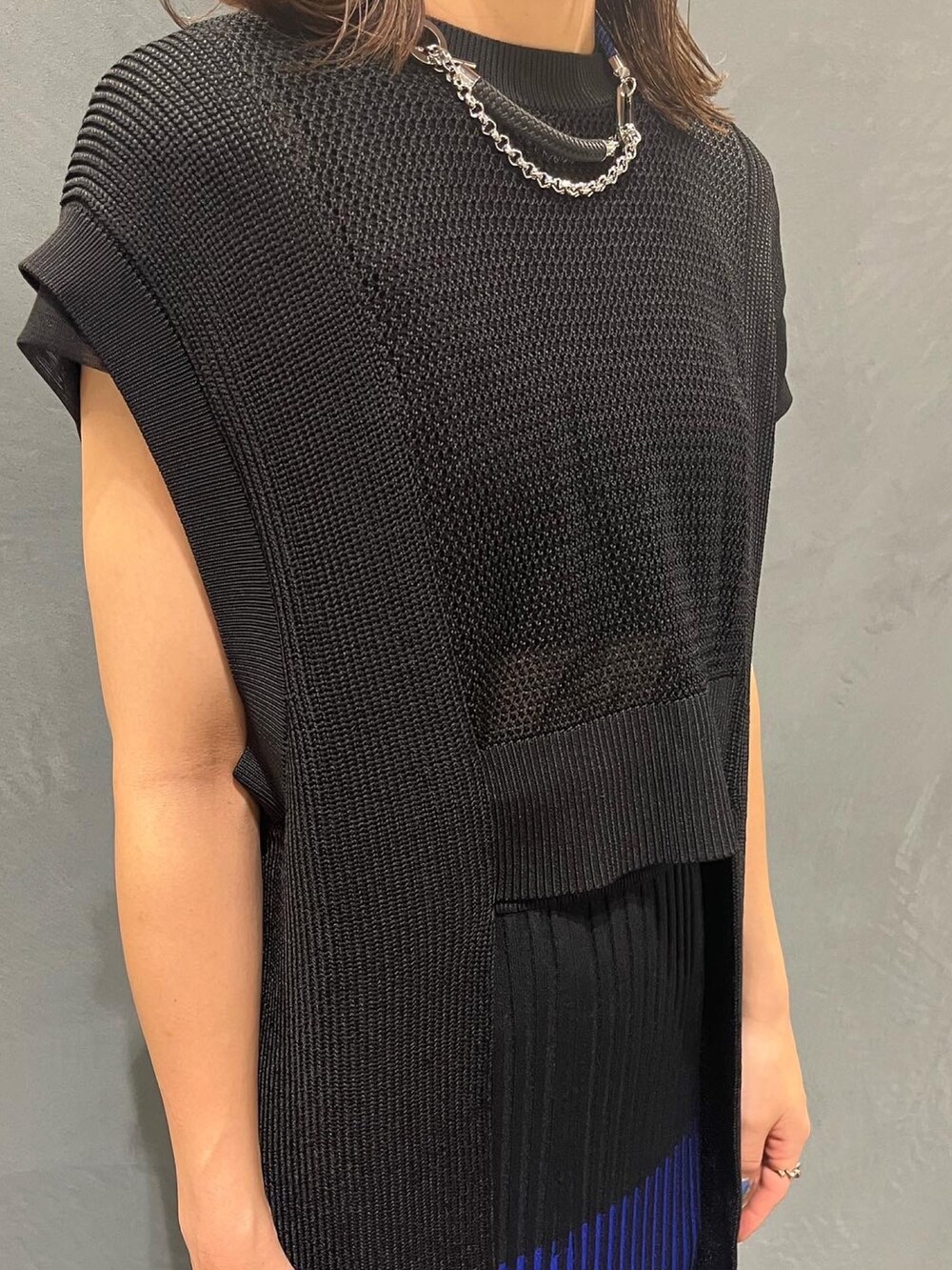 ブラック系のエコバッグ/サブバッグ、ブルー系のスカート、ブラック系のベストを着用したレディースの夏コーディネートの4枚目の写真