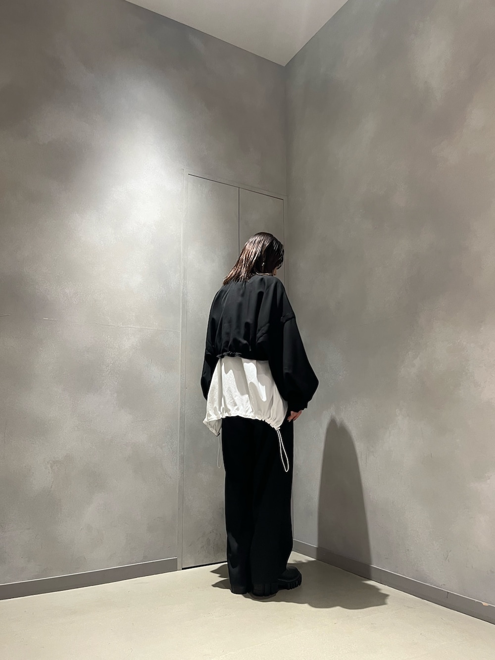 ブラック系のその他パンツ、ブラック系のブルゾン、ホワイト系のシャツ/ブラウスを着用したレディースの秋コーディネートの2枚目の写真