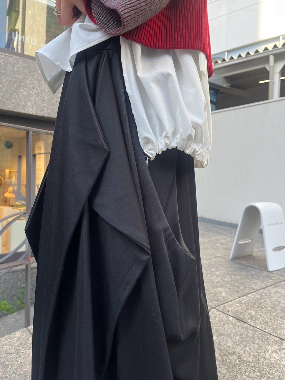 グレー系のニット/セーター、ホワイト系のシャツ/ブラウス、シルバー系のパンプスを着用したレディースの夏コーディネートの6枚目の写真