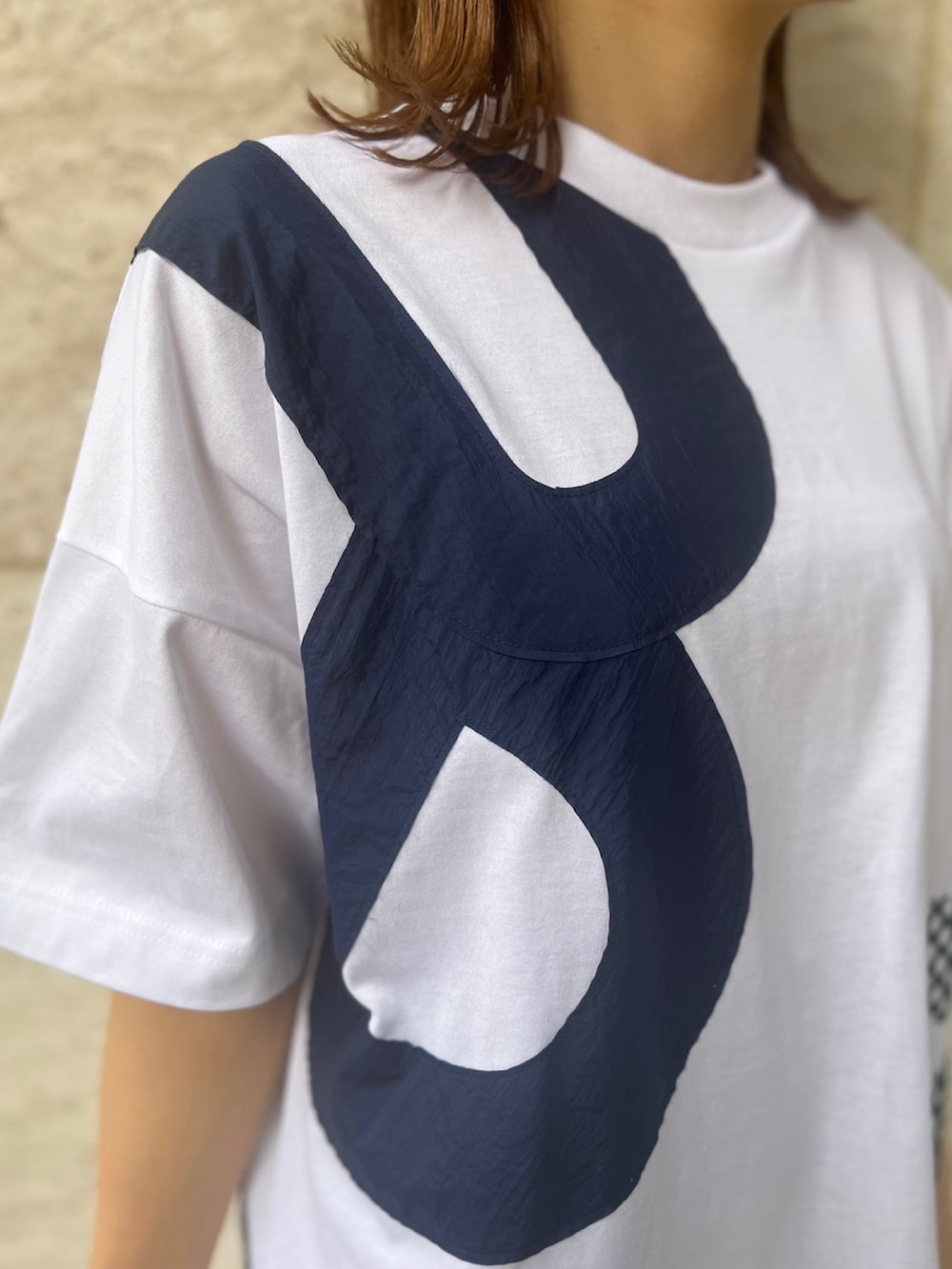 ホワイト系のTシャツ/カットソー、ブラック系のその他パンツ、イエロー系のサンダルを着用したレディースの春コーディネートの5枚目の写真