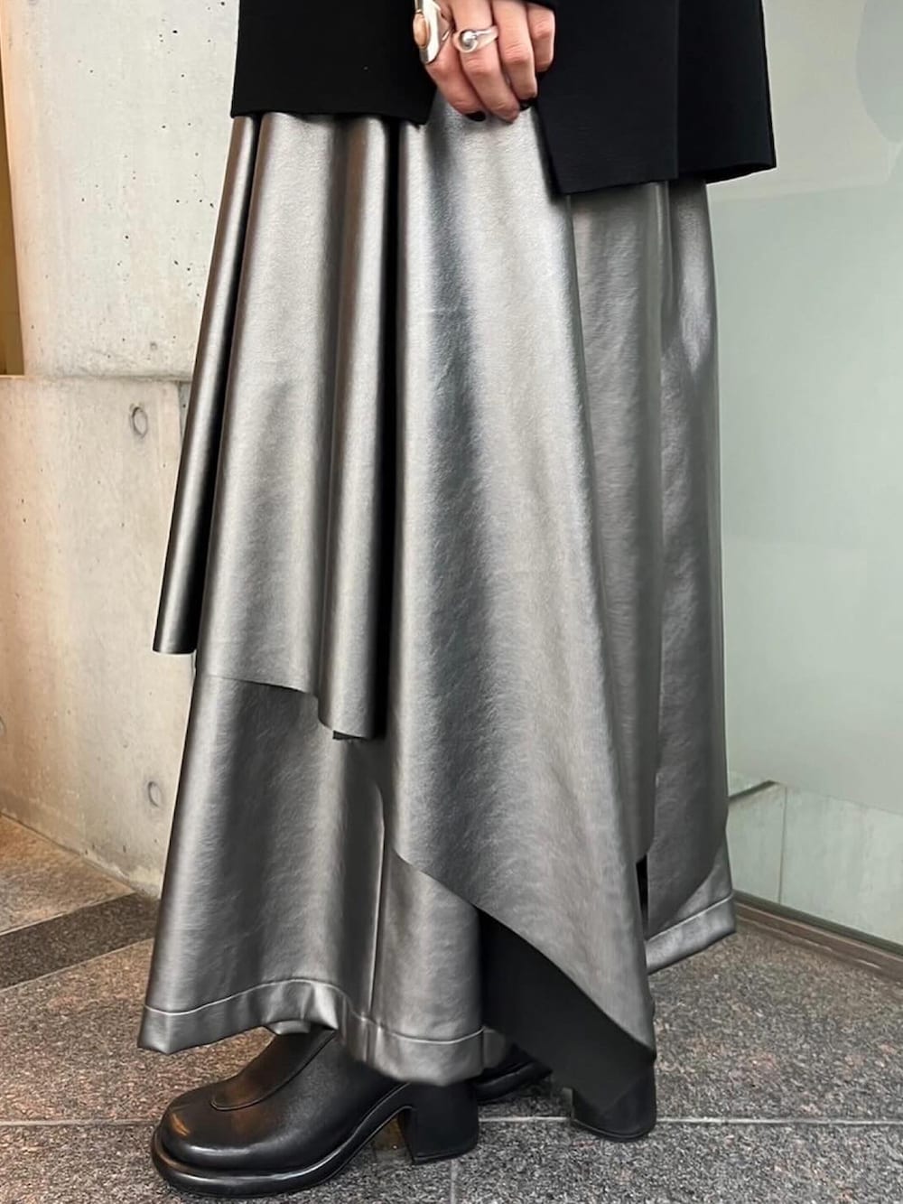 シルバー系のその他パンツ、ブラック系のニット/セーター、その他のショルダーバッグを着用したレディースの秋コーディネートの8枚目の写真
