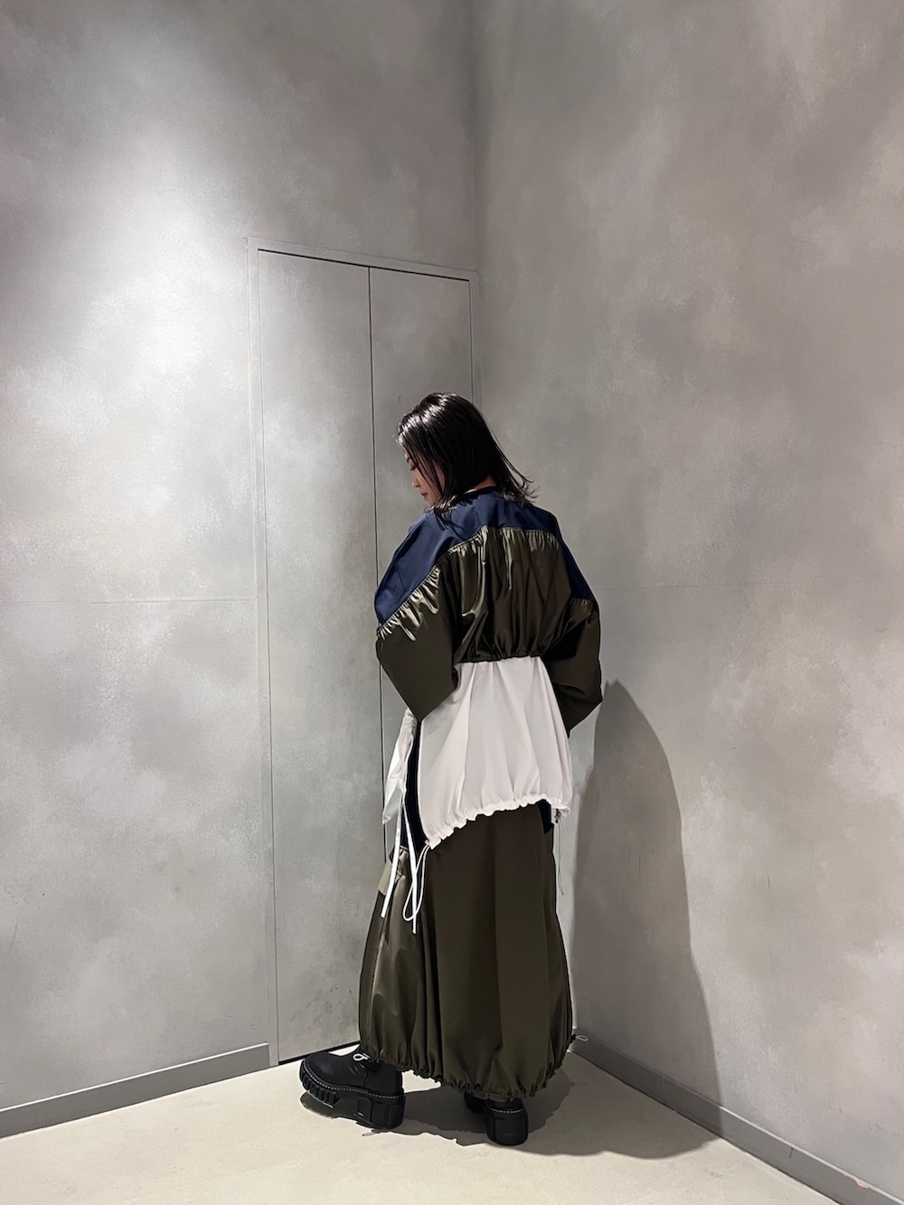 ホワイト系のシャツ/ブラウス、その他のTシャツ/カットソー、その他のスカートを着用したレディースの冬コーディネートの2枚目の写真