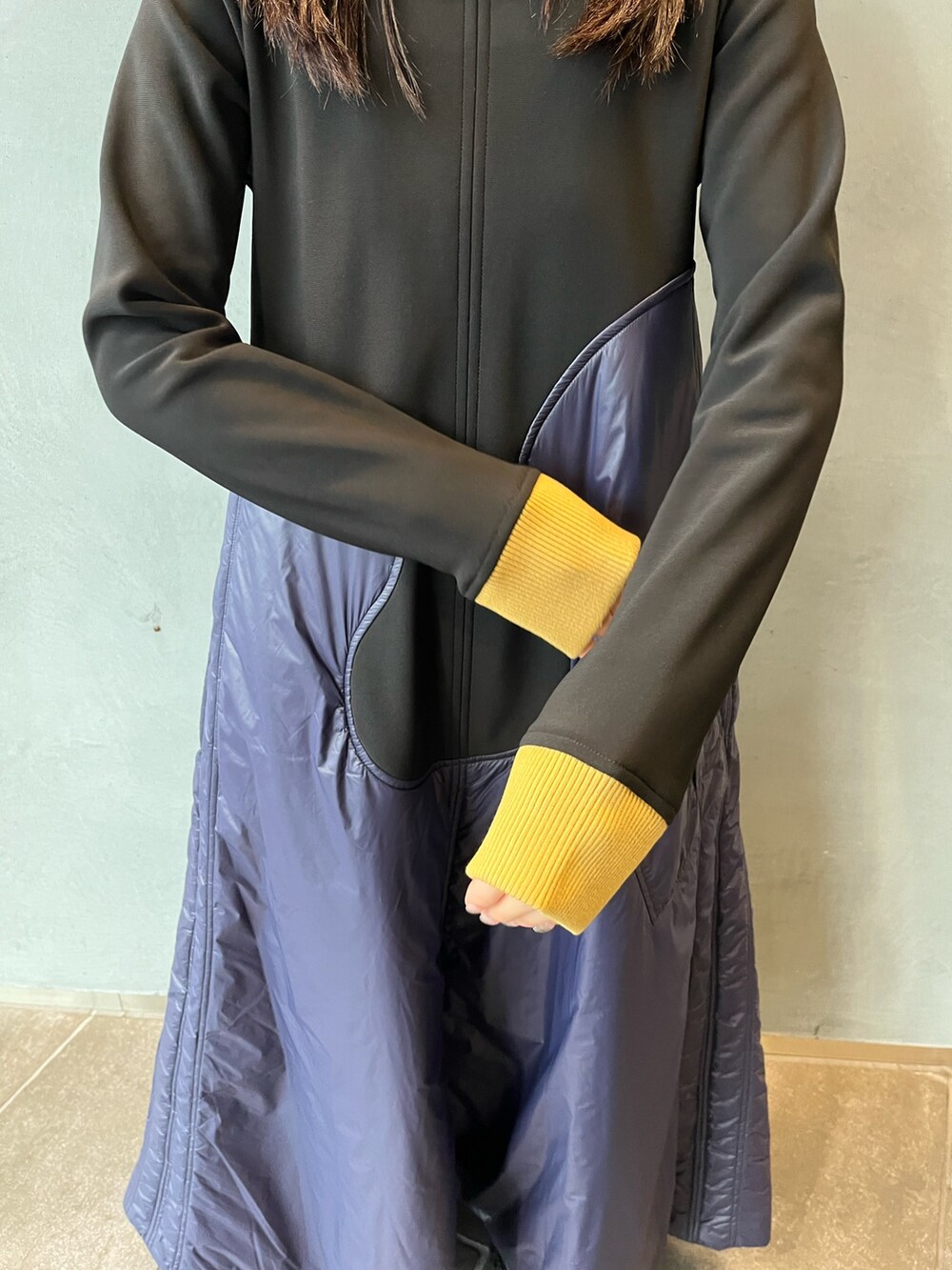 グレー系のブーツ、ブルー系のワンピース、シルバー系のネックレスを着用したレディースの秋コーディネートの5枚目の写真