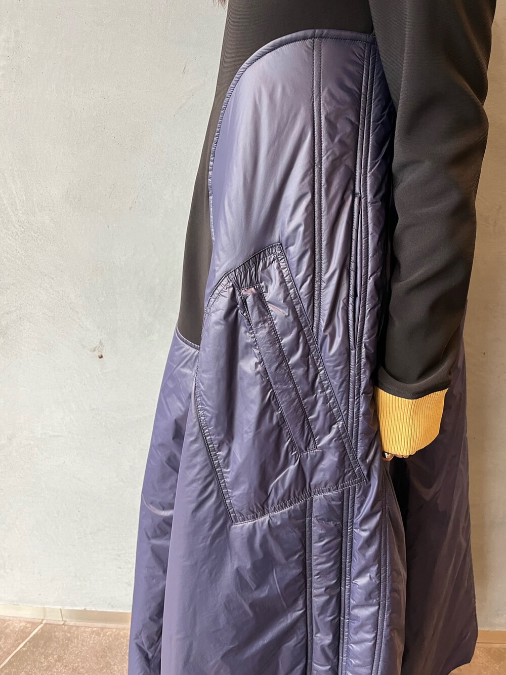 グレー系のブーツ、ブルー系のワンピース、シルバー系のネックレスを着用したレディースの秋コーディネートの8枚目の写真