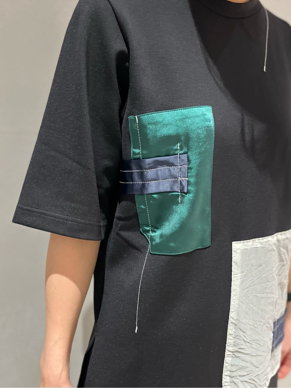 ブラック系のTシャツ/カットソー、ブラック系のスカート、ブラック系のサンダルを着用したレディースの春コーディネートの4枚目の写真