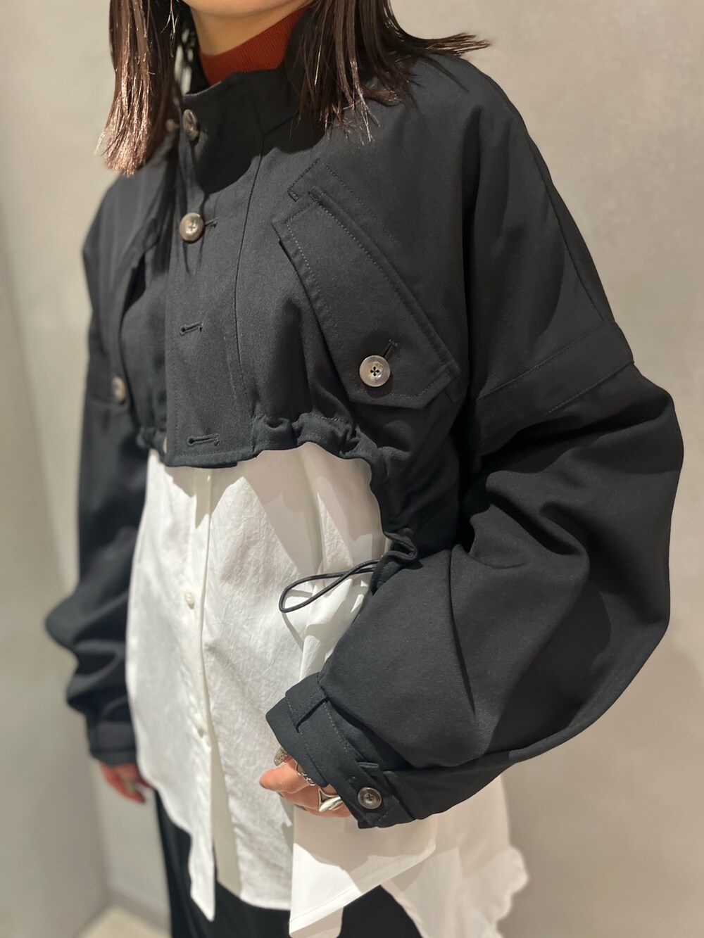 ブラック系のその他パンツ、ブラック系のブルゾン、ホワイト系のシャツ/ブラウスを着用したレディースの秋コーディネートの4枚目の写真