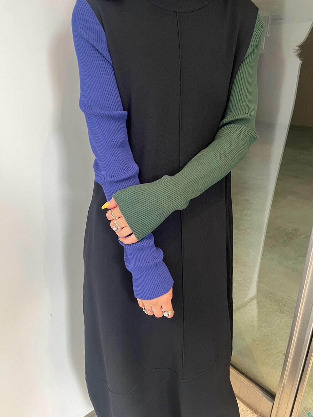 ブラック系のワンピース、シルバー系のブーツを着用したレディースの冬コーディネートの4枚目の写真