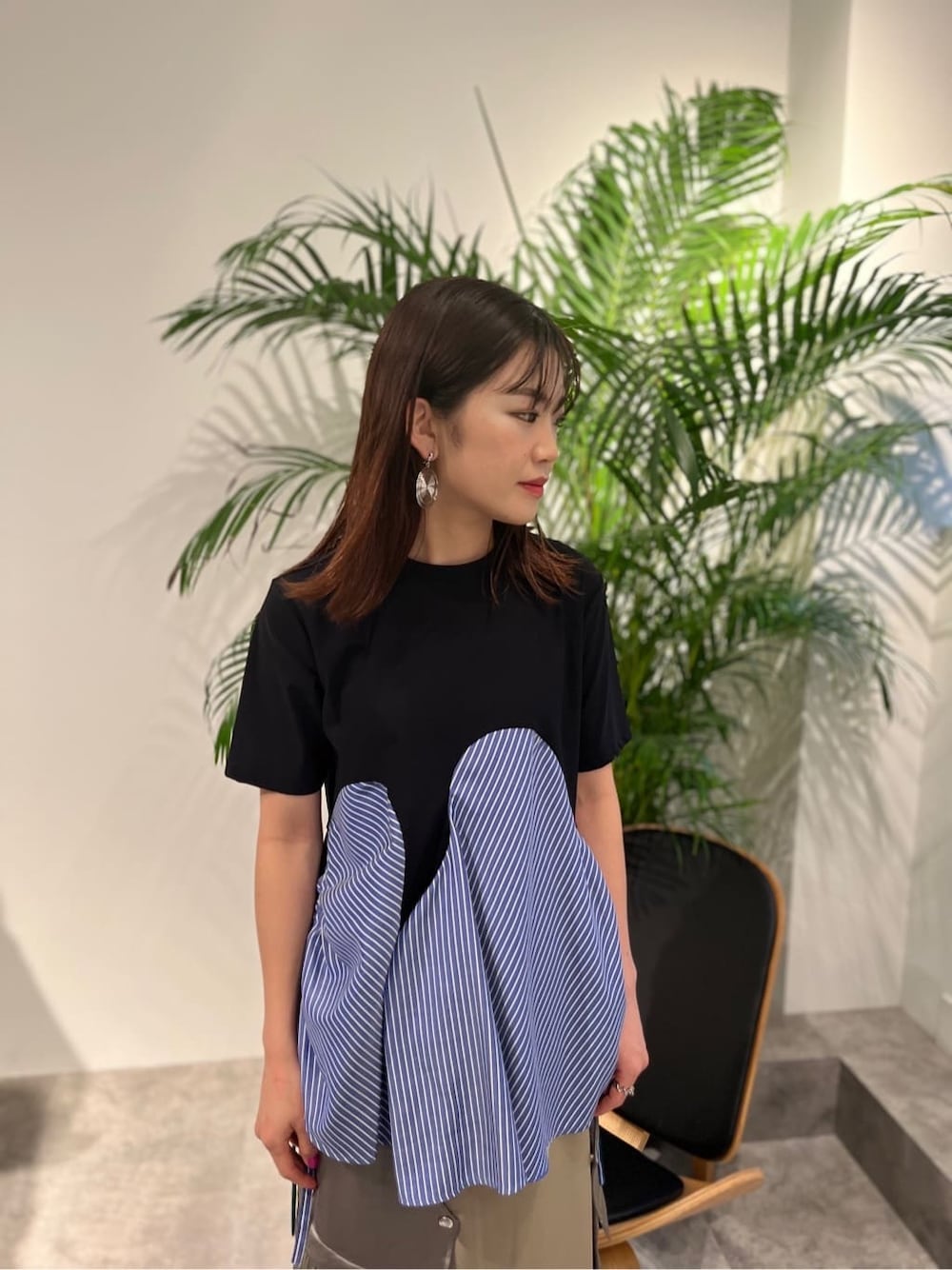 ベージュ系のスカート、その他のTシャツ/カットソー、シルバー系のイヤリングを着用したレディースの夏コーディネートの3枚目の写真