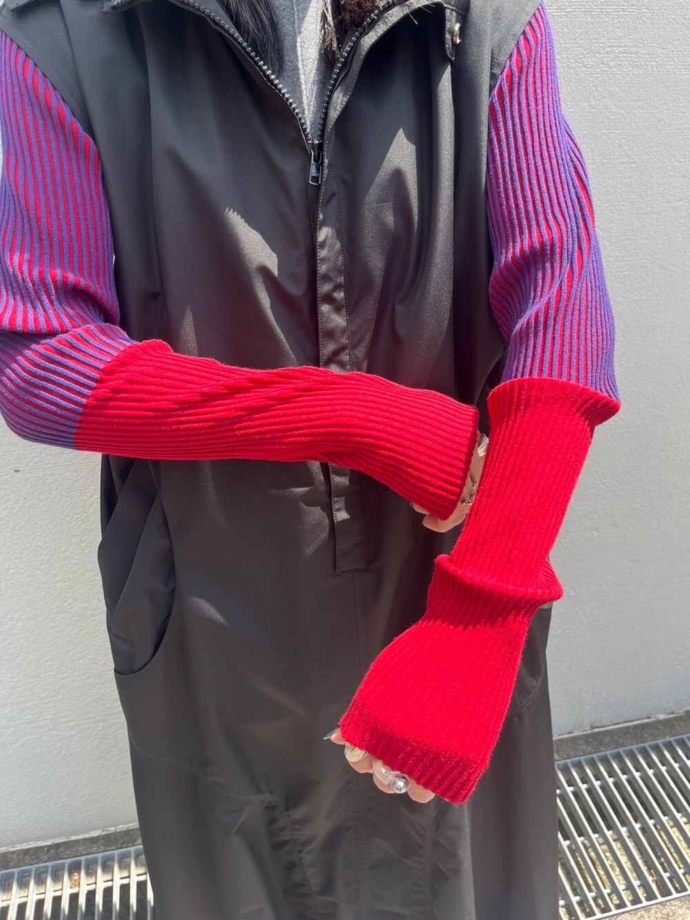 グレー系のワンピース、グレー系のニット/セーター、グレー系のブーツを着用したレディースの秋コーディネートの8枚目の写真