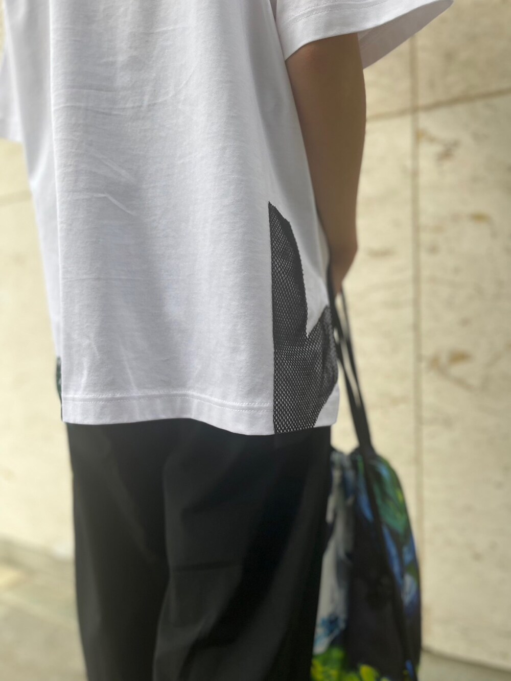 ホワイト系のTシャツ/カットソー、ブラック系のその他パンツ、イエロー系のサンダルを着用したレディースの春コーディネートの8枚目の写真