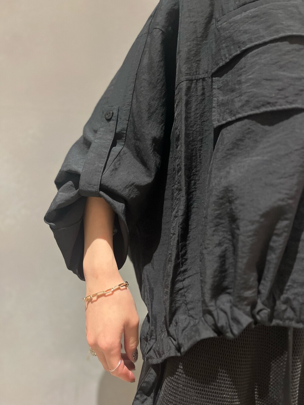 ブラック系のシャツ/ブラウス、ブラック系のタンクトップ、ブラック系のスカートを着用したレディースの夏コーディネートの4枚目の写真