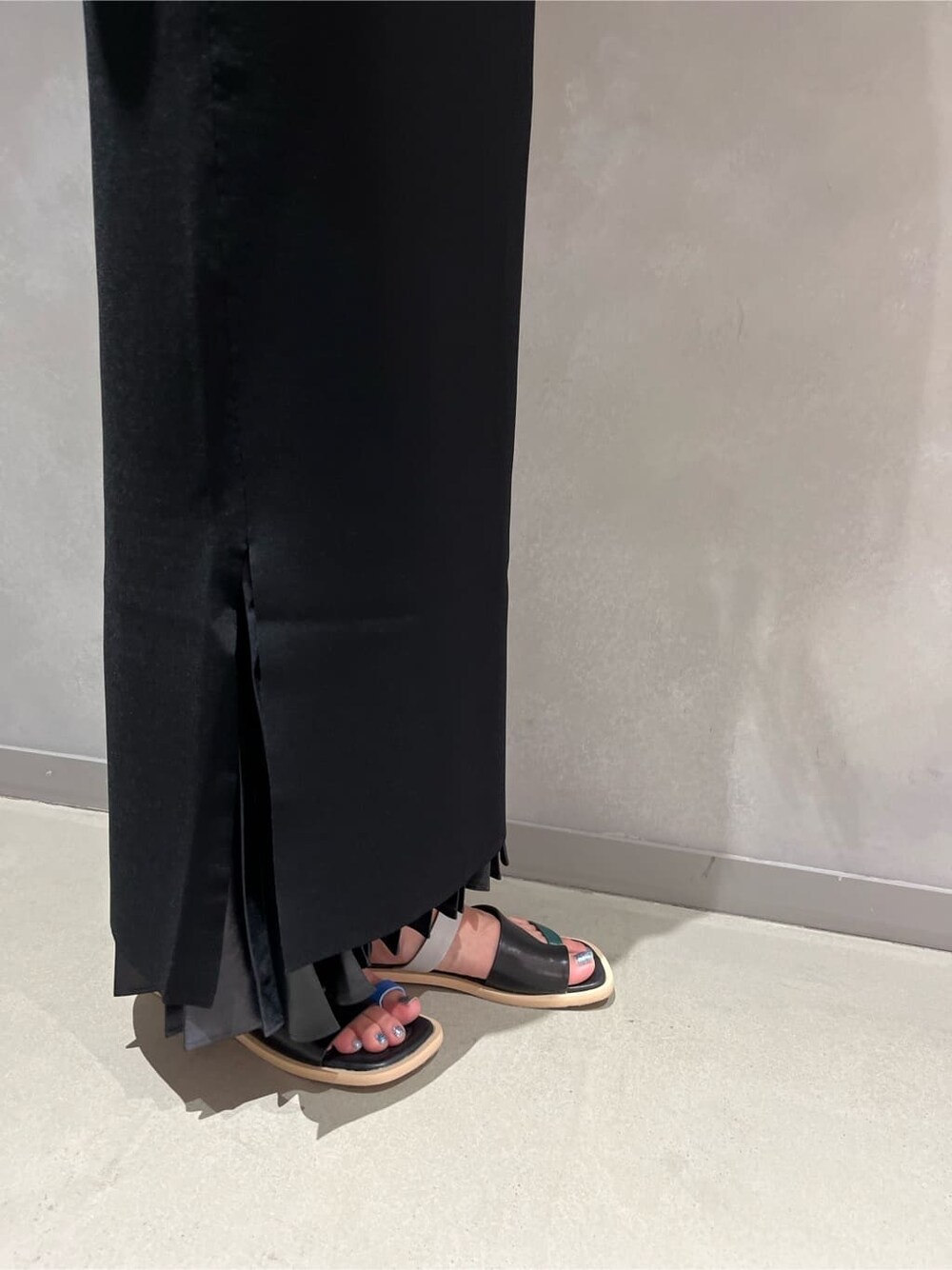 ブラック系のスカート、ブラック系のワンピース、その他のイヤリングを着用したレディースの夏コーディネートの5枚目の写真