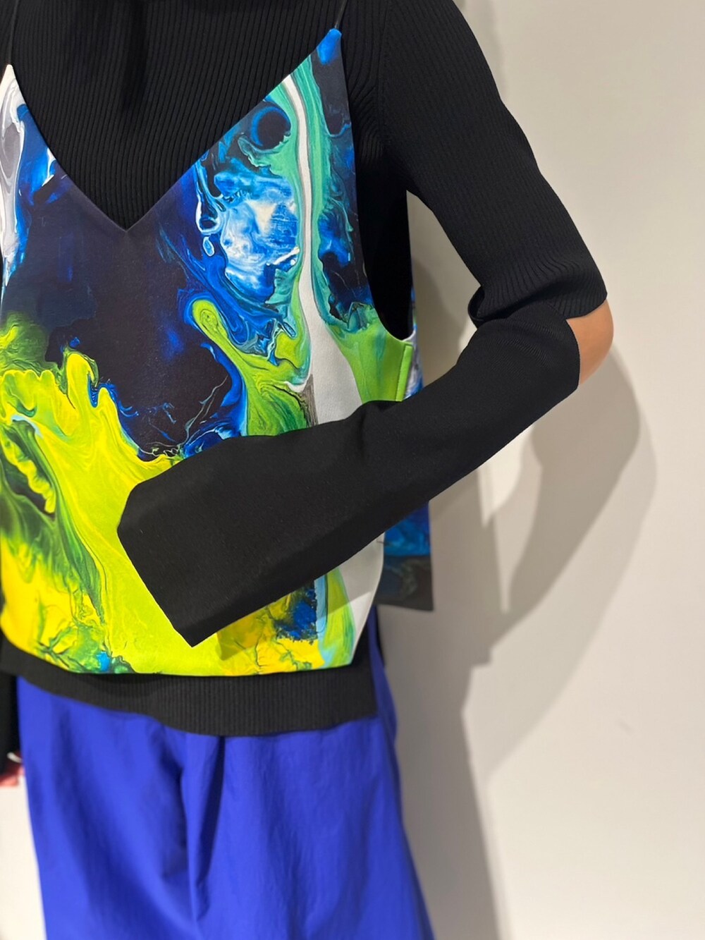 ブルー系のその他パンツ、ブラック系のサンダル、イエロー系のキャミソールを着用したレディースの春コーディネートの4枚目の写真